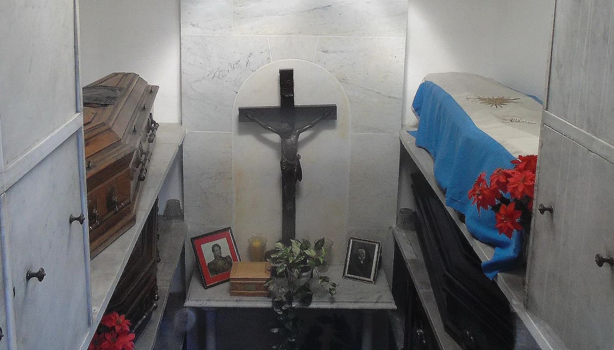 Tumba de los Ortiz de Rozas en el Cementerio de la Recoleta