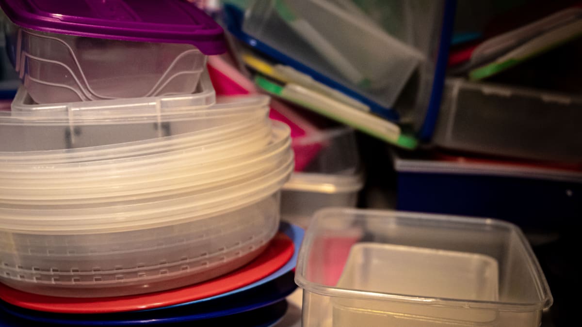 Con un solo ingrediente: el truco casero que elimina el olor de los tuppers y los deja como nuevos