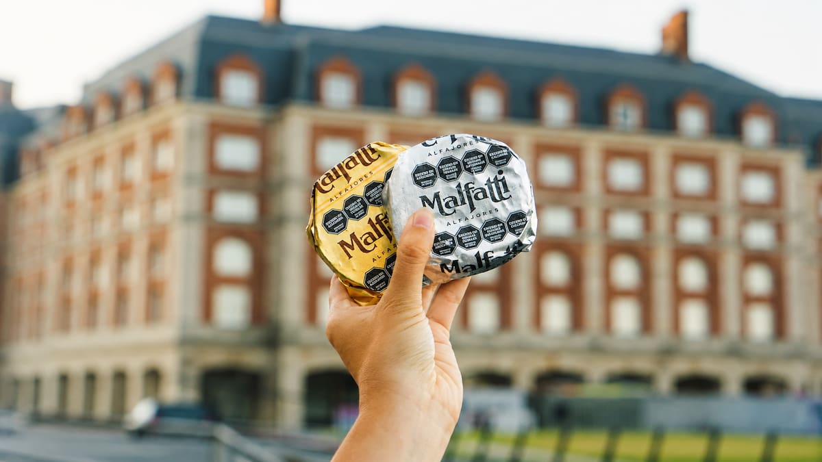 El alfajor marplatense que pesa casi el doble que los clásicos: la historia de Malfatti, el “gigante” dulce que nació en el puerto