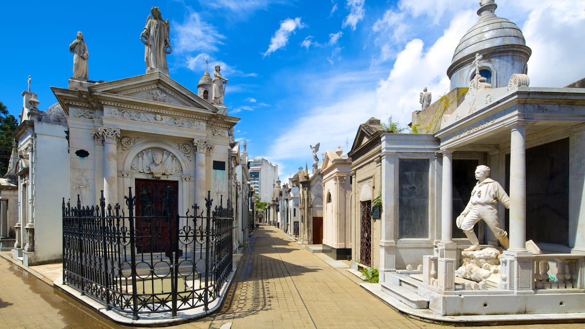 Una bóveda de Recoleta podría convertirse en cafetería: el discutido plan que mezcla café, turismo e historia argentina