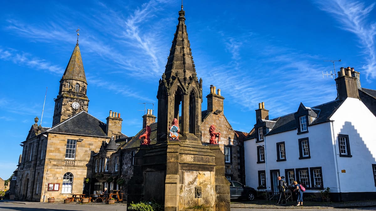 Falkland, el pueblo escocés donde Outlander empezó a torcer el tiempo: historia real, escenarios y el adiós definitivo