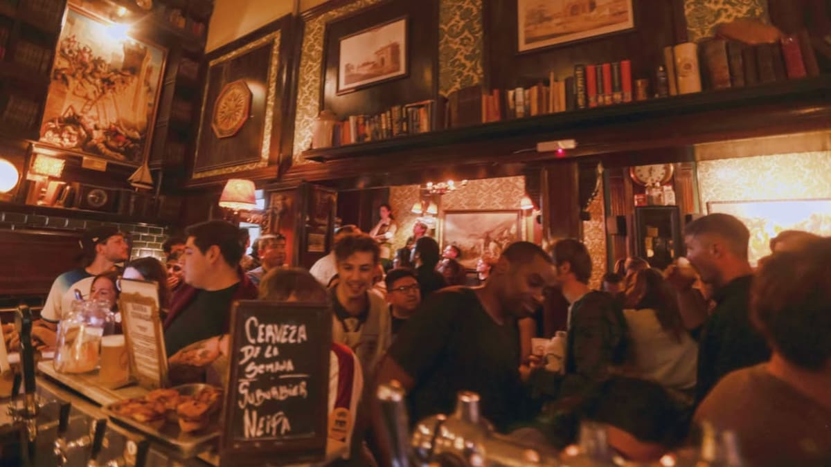 Dónde comer comida inglesa en Buenos Aires: los bares y restaurantes que guardan una historia británica poco conocida