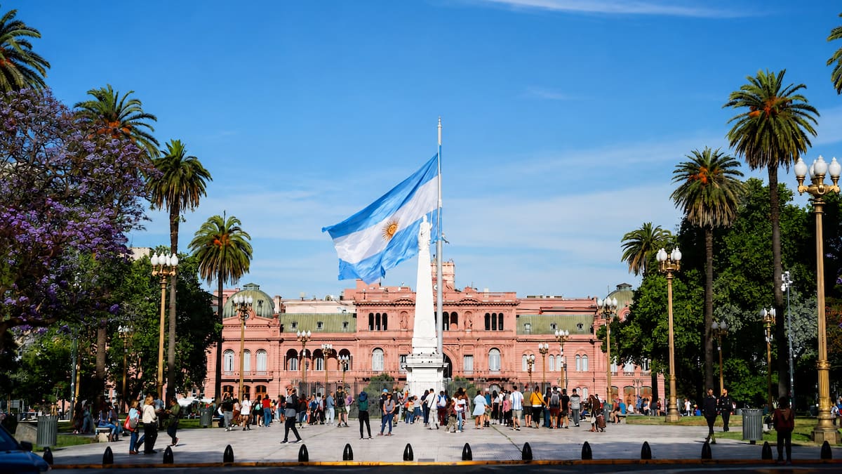 25 de Mayo en Buenos Aires: el caminito patrio a pie con locro, cafés históricos y paradas imperdibles