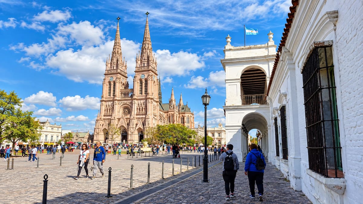 Una basílica imponente, un antiguo Cabildo y tesoros nacionales: qué visitar en el casco histórico de Luján