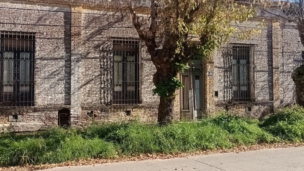 A 2 horas de CABA: el pueblo con un bosque centenario, una casona de 1870 y termas para desconectarse