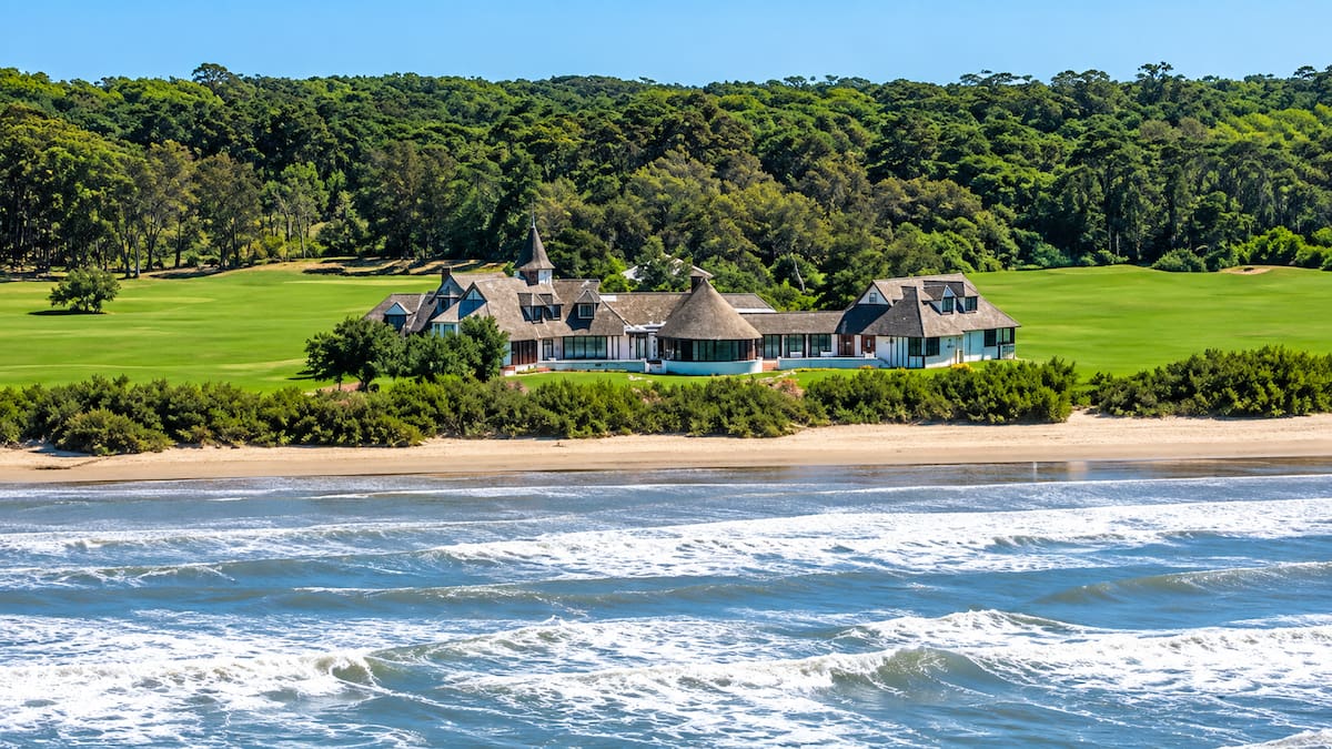 A cuatro horas de Buenos Aires: el balneario escondido que creció “al revés” hace 60 años y tiene playas enormes sin multitudes