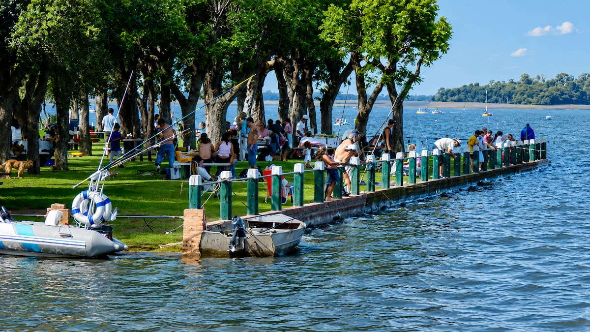 Laguna de Lobos: cuándo ir para tener la mejor pesca de pejerrey y las mejores opciones para dormir frente al agua