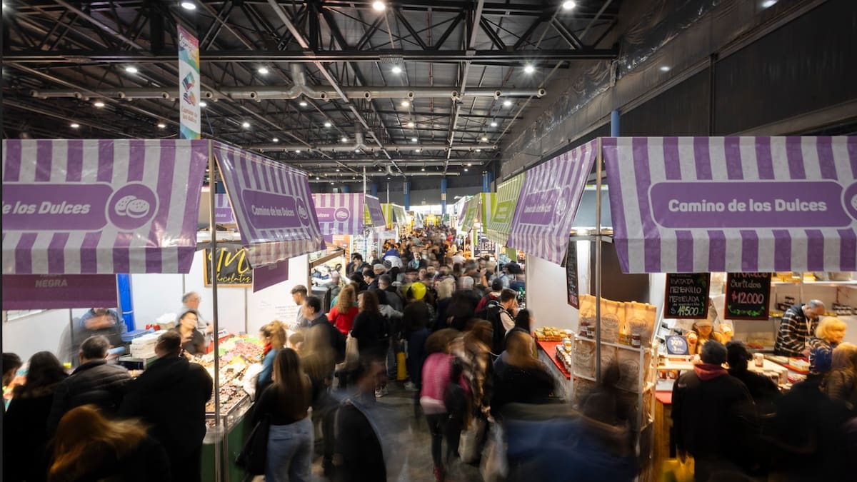 Caminos y Sabores 2026: qué comer en la feria que reúne choripán de jabalí, vermú, gin y alfajores patagónicos