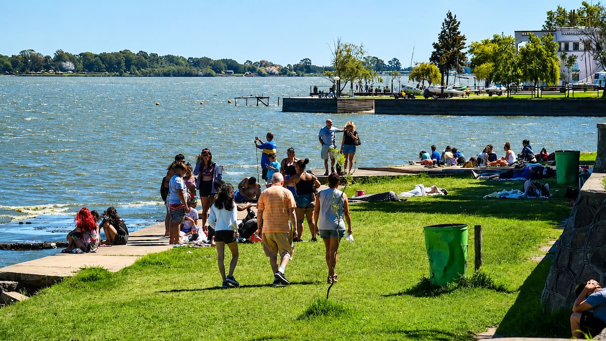 Finde largo del 25 de Mayo: la laguna con mejor pesca de pejerrey, costanera y atardeceres en familia