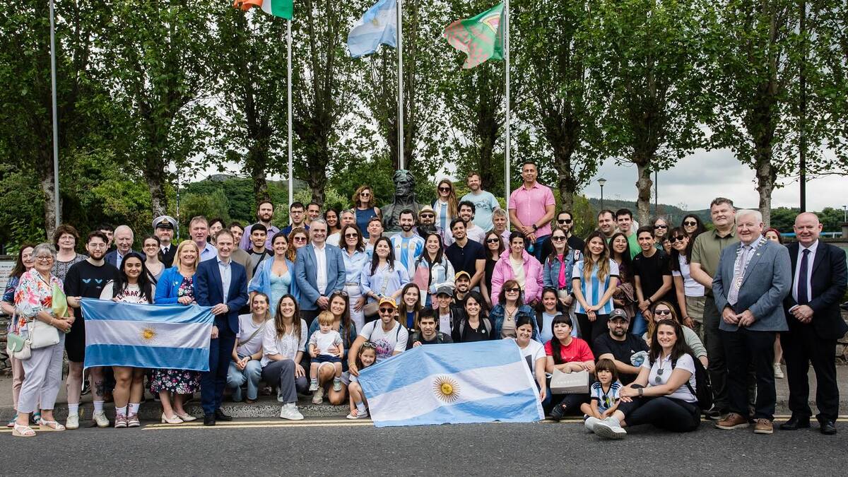 Está en Europa, ama a la Argentina y celebra a un héroe nacional: el pueblo donde la bandera celeste y blanca flamea todo el año