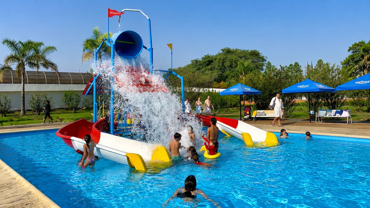 Jubilados pagan $5.000: las termas de Entre Ríos con senderos, naturaleza y piletas para todo el día