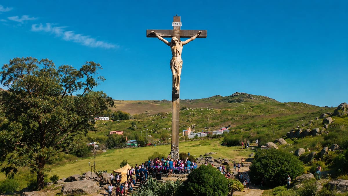 El “Camino de Santiago argentino” está en Tandil: así es el majestuoso sendero con 14 estaciones y obras de grandes escultores