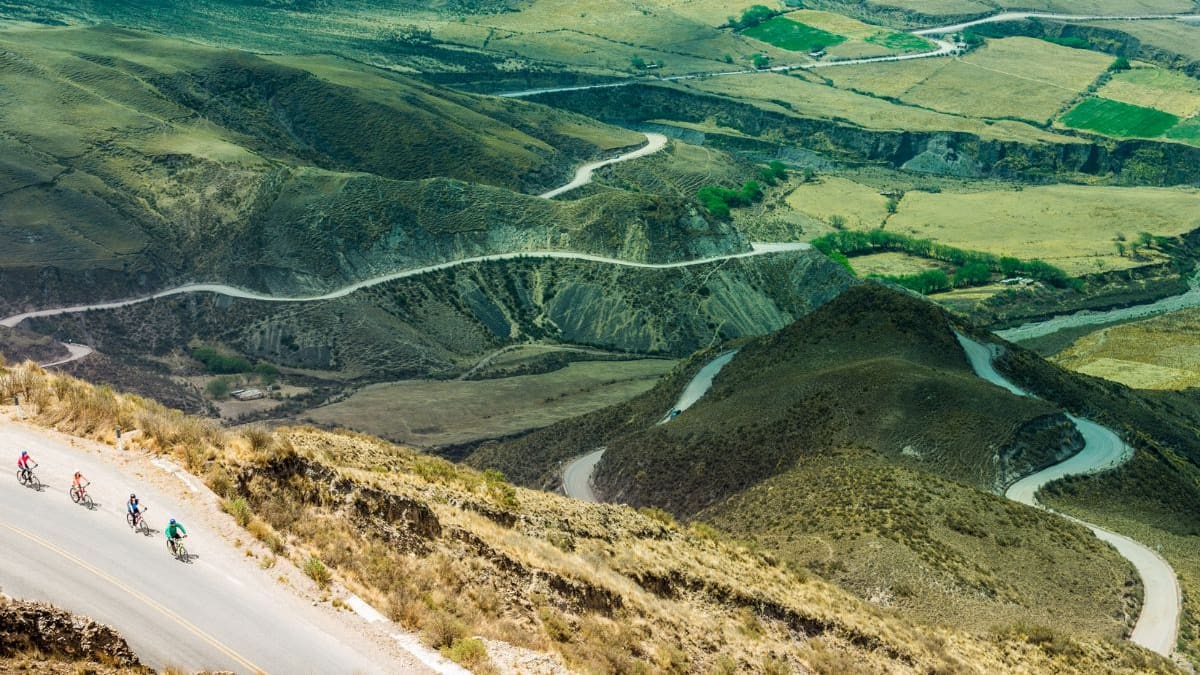 La ruta de Salta que parece “subir al cielo”: así se vive la Cuesta del Obispo y su mirador a 3.348 metros