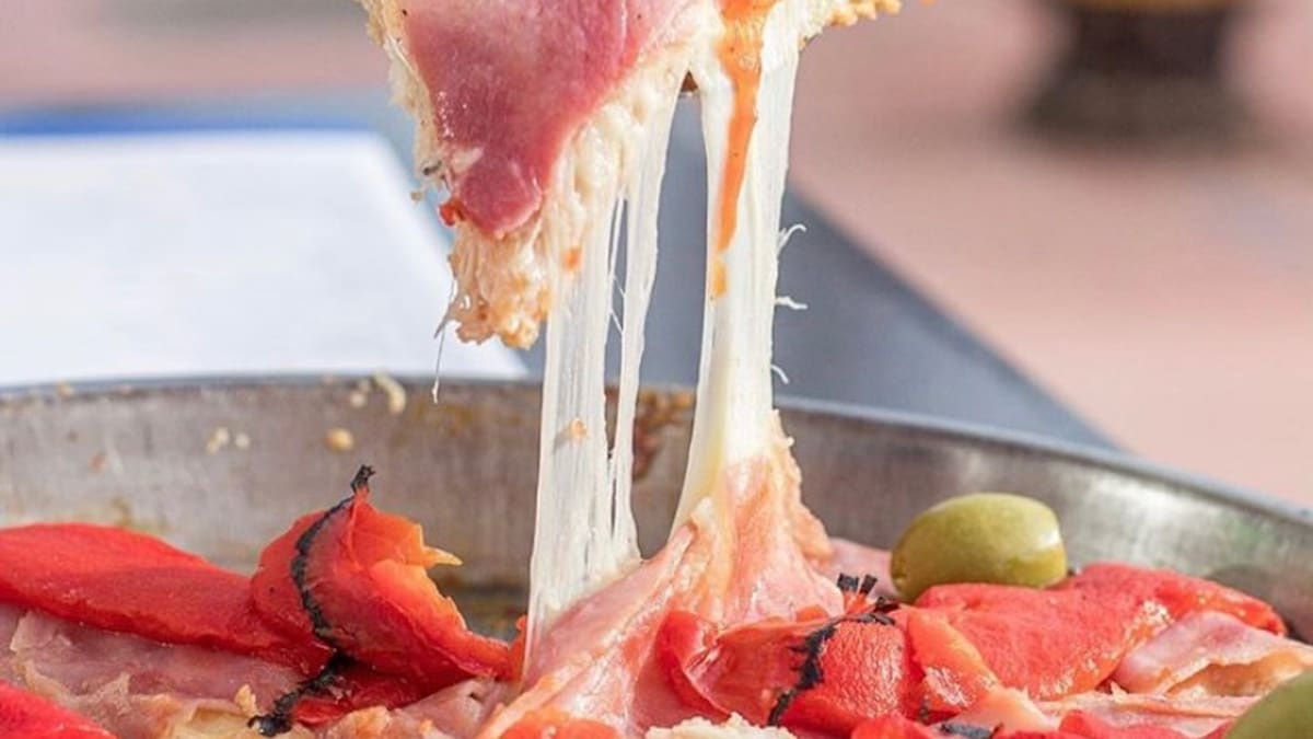 Cuánto cuesta comer de parado en Banchero, la pizzería porteña donde nació la fugazzeta