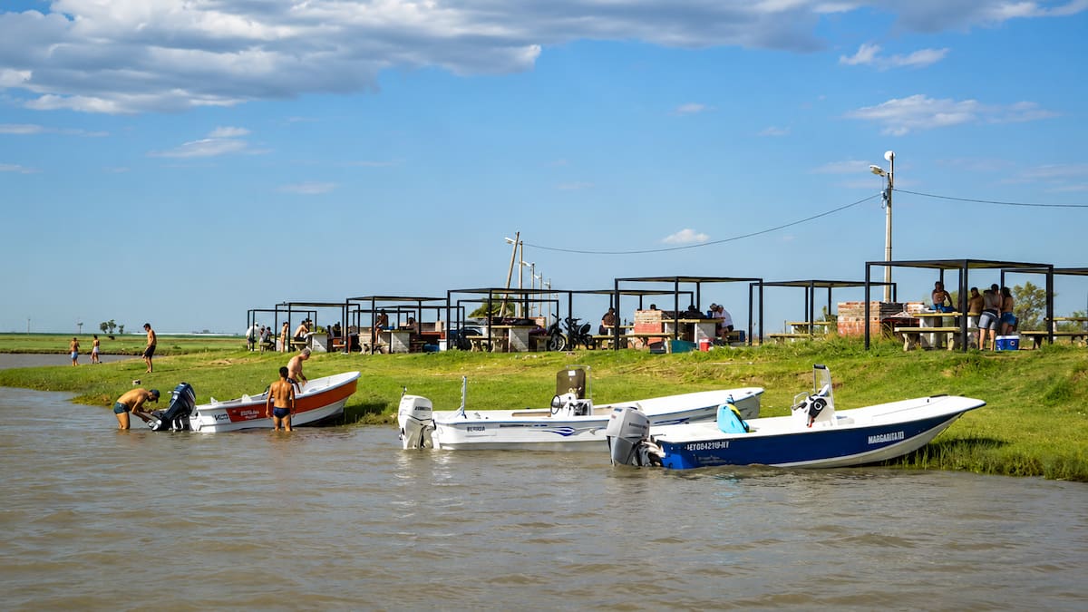 El pueblo con laguna a 300 km de CABA ideal para ir a pescar con abuelos y nietos