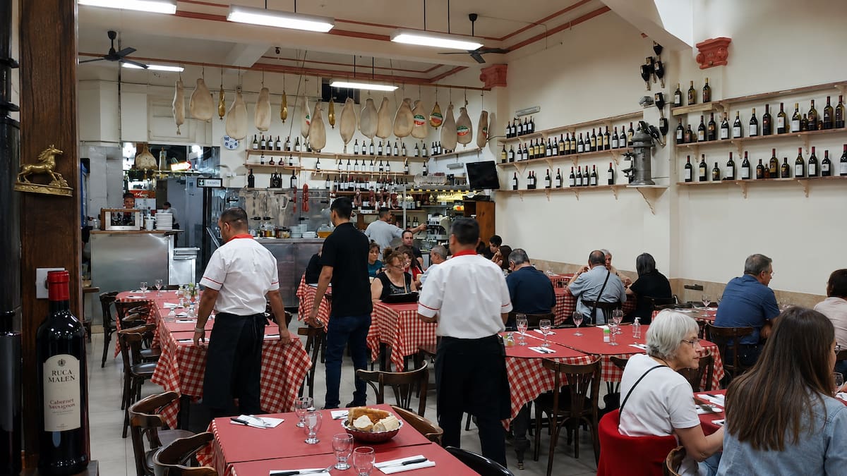 El bodegón italiano de Boedo que nació con la inmigración y todavía vende pasta por kilo casi 100 años después