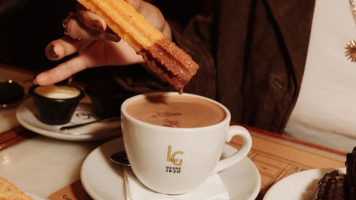 Abrió en 1930, marcó las noches de Corrientes y hoy es una institución: el bar notable famoso por sus churros