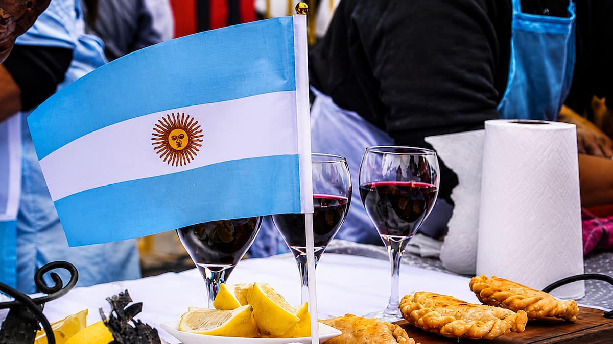 Concurso para elegir la mejor empanada, música en vivo, desfile y food trucks