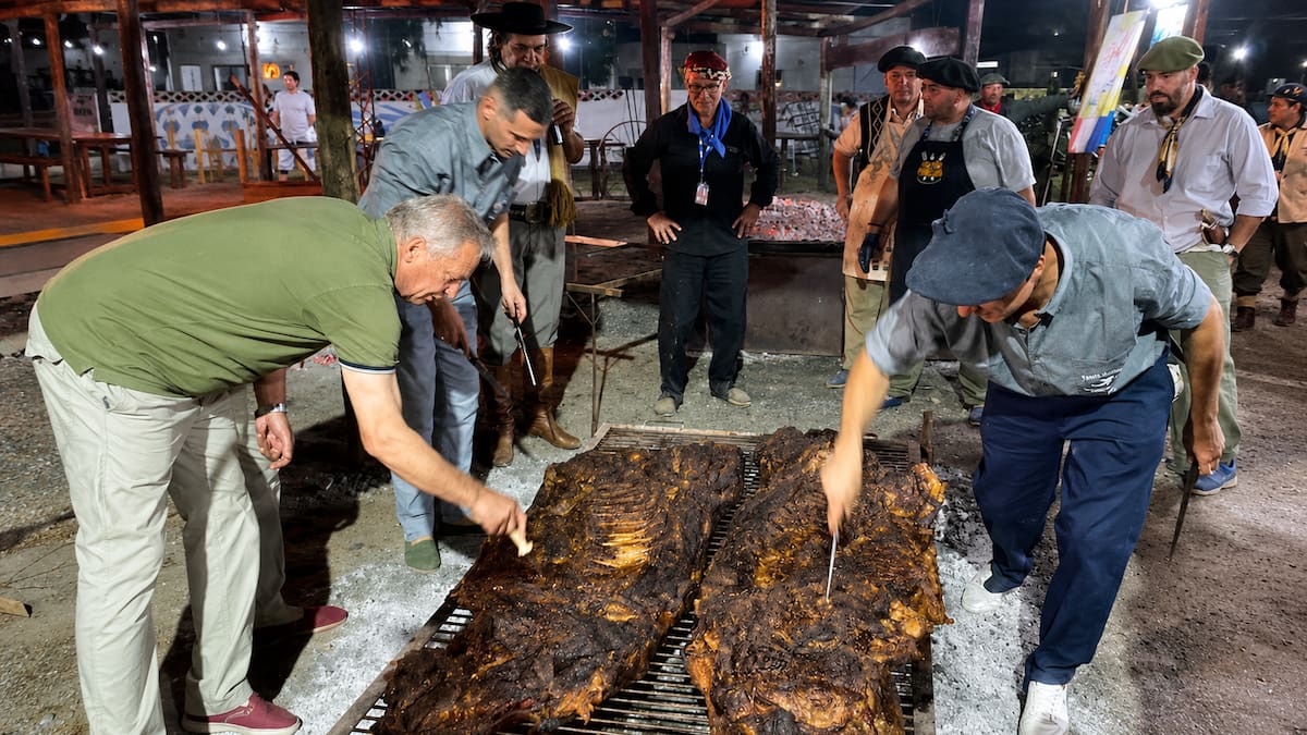 La fiesta bonaerense que cocina vaquillonas durante 16 horas y revive una tradición gaucha