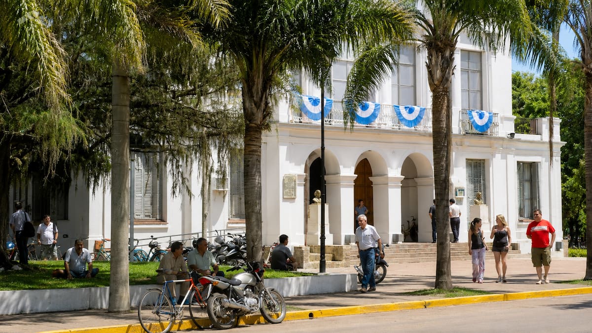 El pueblo bonaerense que nació como un fortín, guarda el Rancho de Rosas y tiene una laguna de 720 hectáreas