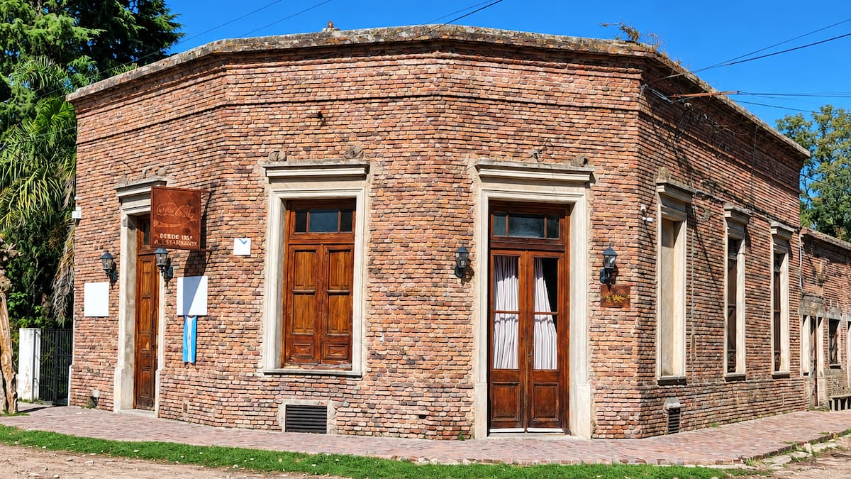 Calles de tierra, estaciones olvidadas y pueblos detenidos en el tiempo: los rincones bonaerenses que todavía conservan su historia