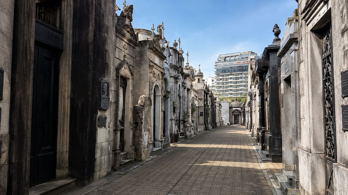 De tumba aristocrática a cafetería: a quién pertenece la bóveda del Cementerio de Recoleta que buscan convertir en gift shop
