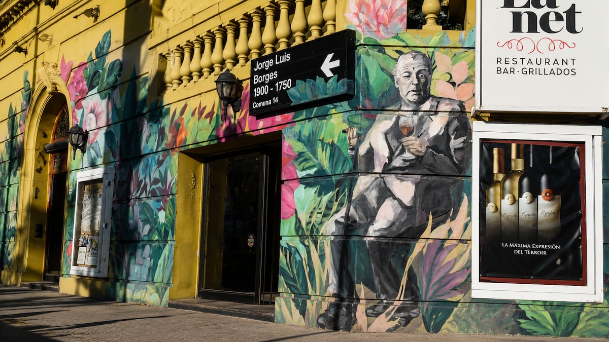 Tras los pasos de Jorge Luis Borges: las casas, cafés y bibliotecas de Buenos Aires que recuerdan al famoso escritor