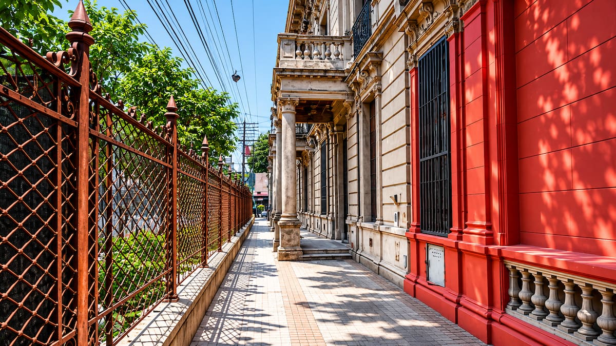El pasaje secreto de Buenos Aires que parece Londres y vibra cuando pasa el Sarmiento: la historia del Marcoartú
