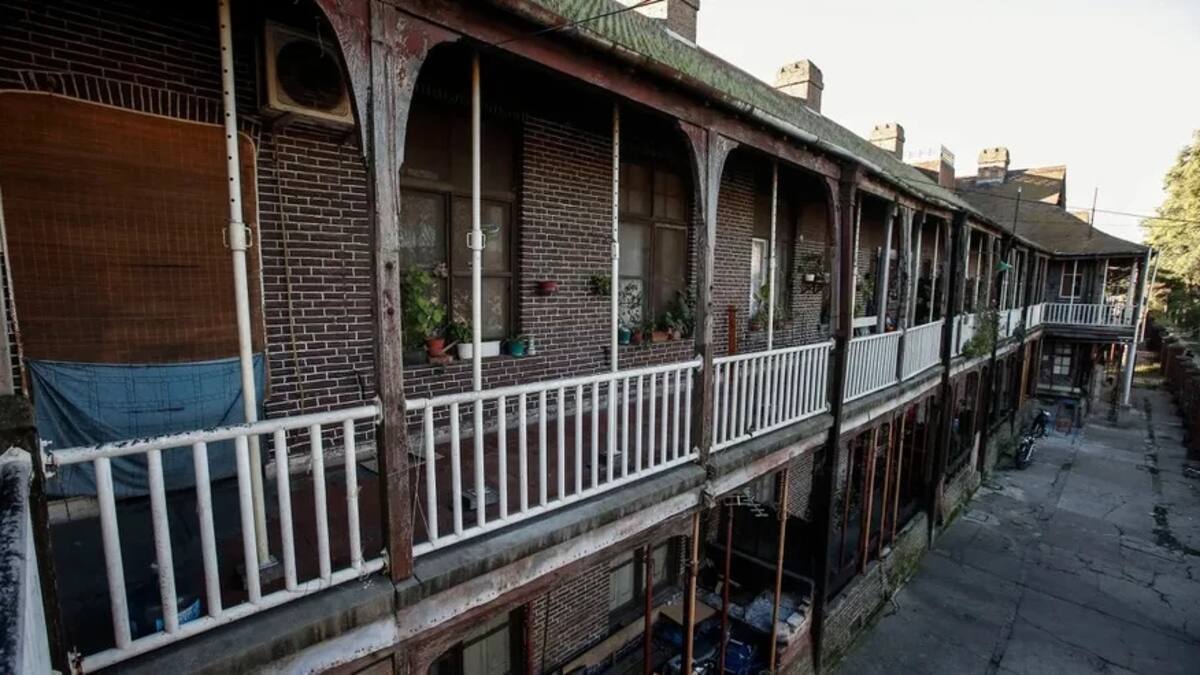 Fue construido para ferroviarios en 1889, sobrevivió al abandono y todavía esconde un rincón de Liverpool en Buenos Aires