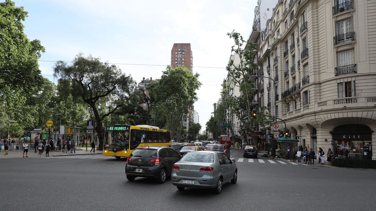 La avenida porteña que une “dos mundos”: atraviesa Recoleta, llega hasta Once y es famosa por una propaganda de joyas
