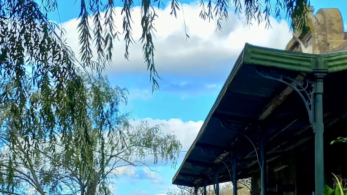 El pueblo bonaerense que nació con el tren y hoy enamora con pastelitos, historia y una estación convertida en restaurante
