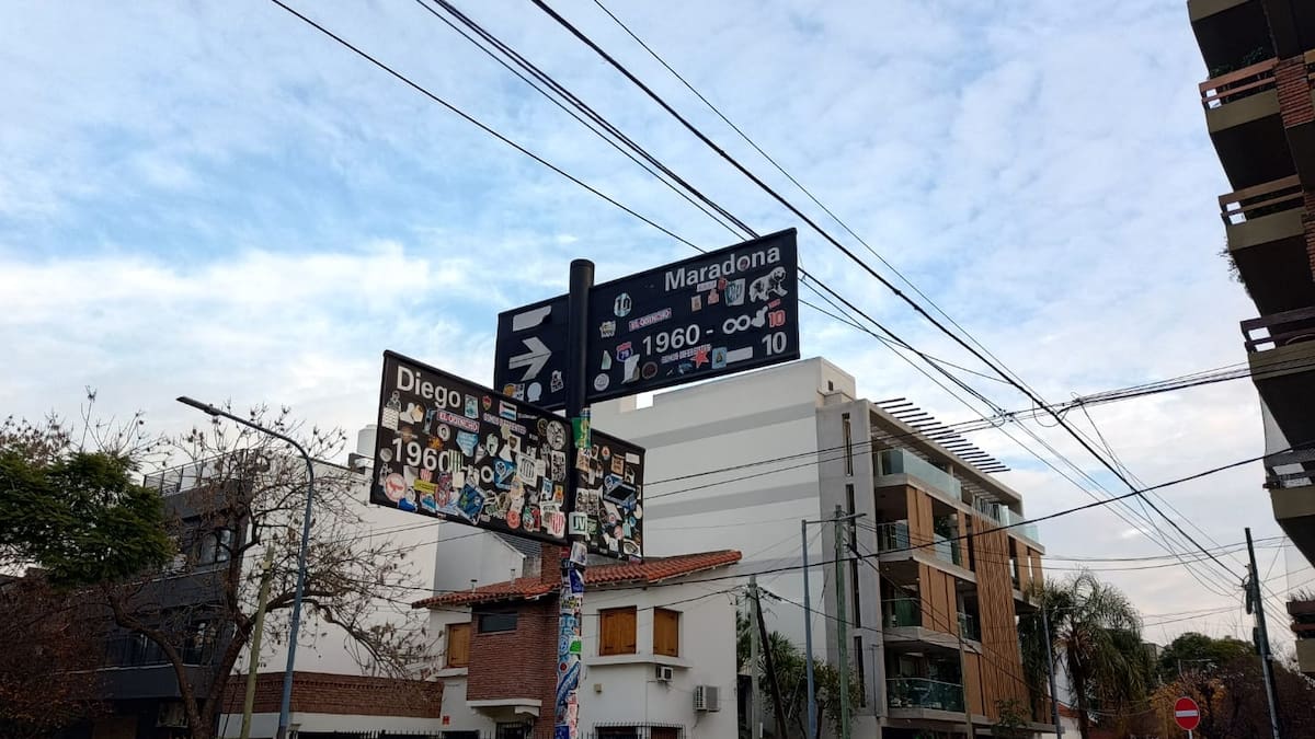 En Segurola 4310, esquina Habana, está el edificio que Maradona hizo famoso en 1995: dio su dirección por televisión, aclaró que vivía en el séptimo piso e invitó a un futbolista a pelear