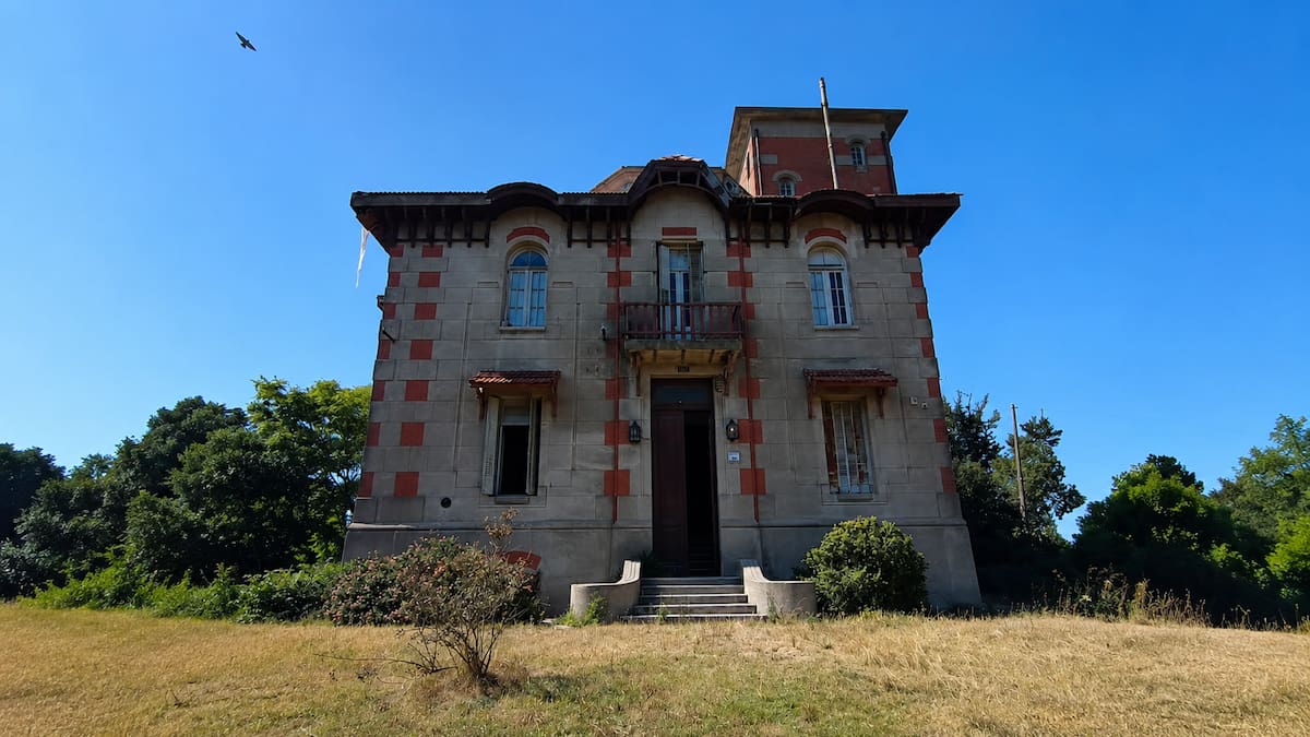 El castillo oculto en Quequén de 118 años que perteneció a un poeta y hoy se vende por apenas 150 mil dólares