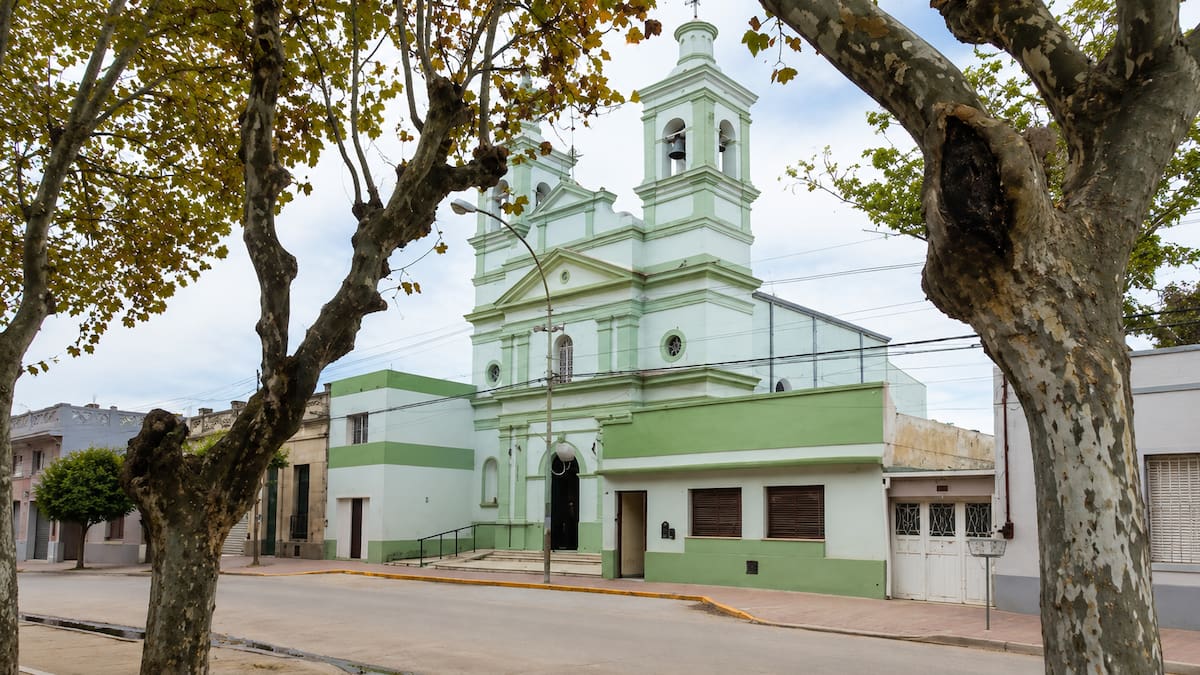 El pueblo bonaerense que guarda una iglesia de más de 125 años y una historia inesperada entre el ferrocarril y el Paraná