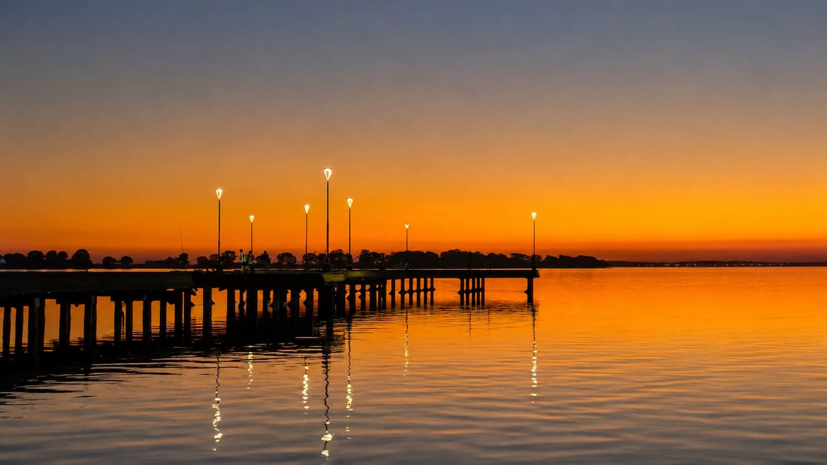 A solo 120 km de Buenos Aires: el pueblo con laguna gigante, atardeceres únicos y una historia que pocos conocen