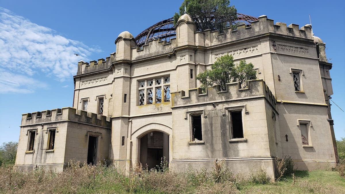 La estancia bonaerense que recibió a un futuro rey, pasó a manos de una leyenda del boxeo y hoy agoniza entre ruinas