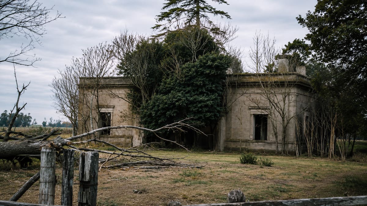 La estancia abandonada que tuvo su propia moneda y hoy parece un pueblo fantasma detenido en el tiempo