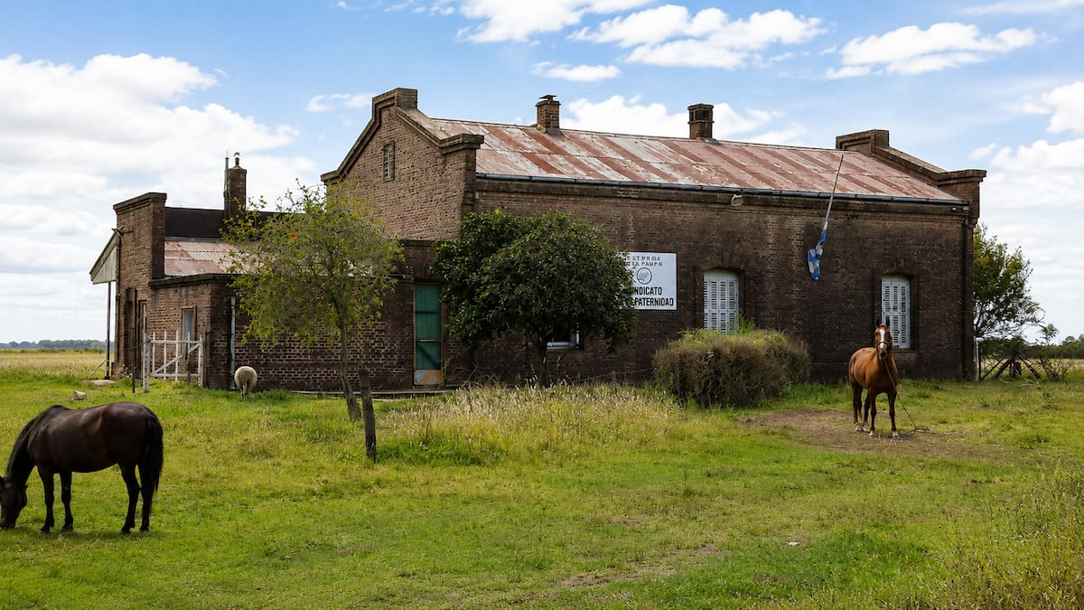 El pueblo con nombre de “mamá” en Buenos Aires: tiene menos de 1.000 habitantes y conserva intacta la huella del ferrocarril