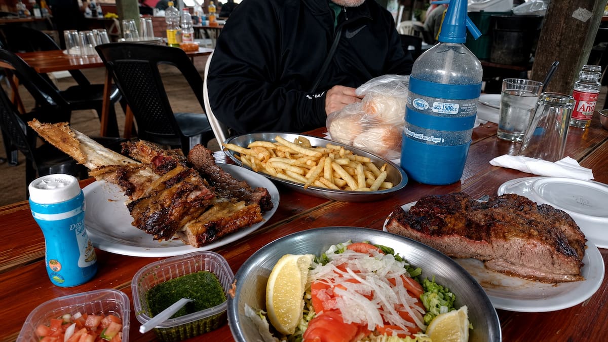 Al costado de la ruta y como un refugio patagónico: “Lo del Beto”, la parrilla de Cañuelas donde la carne se corta con cuchara