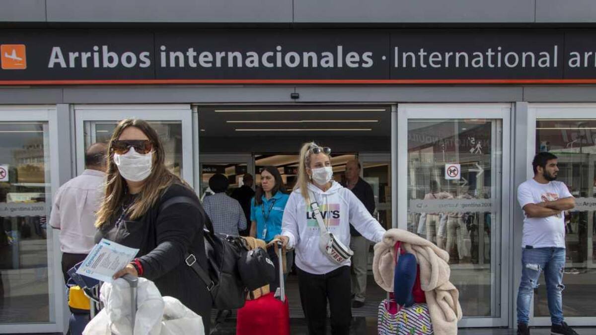 Turistas en el Aeropuerto de Ezeiza, NA