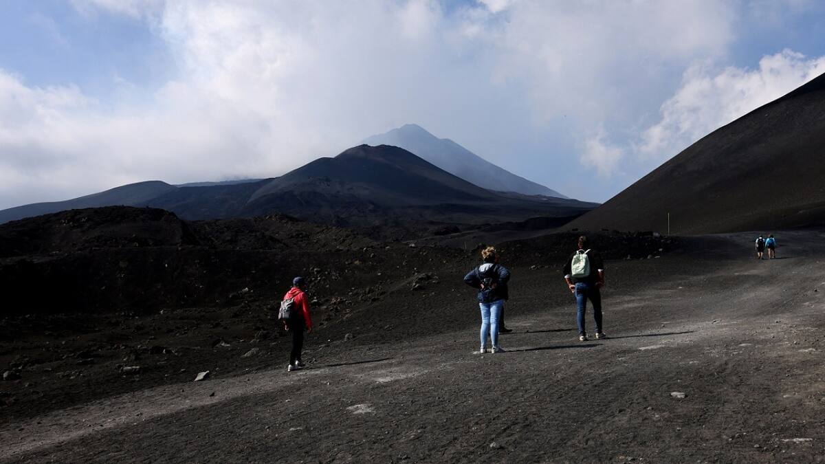 Impactantes imágenes: el volcán Etna entró en erupción y los turistas debieron evacuar de emergencia