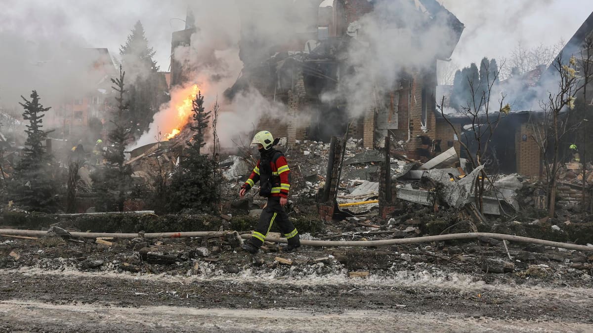 A casi cuatro años del inicio de la guerra, una lluvia de misiles rusos impactó los suburbios de Kiev