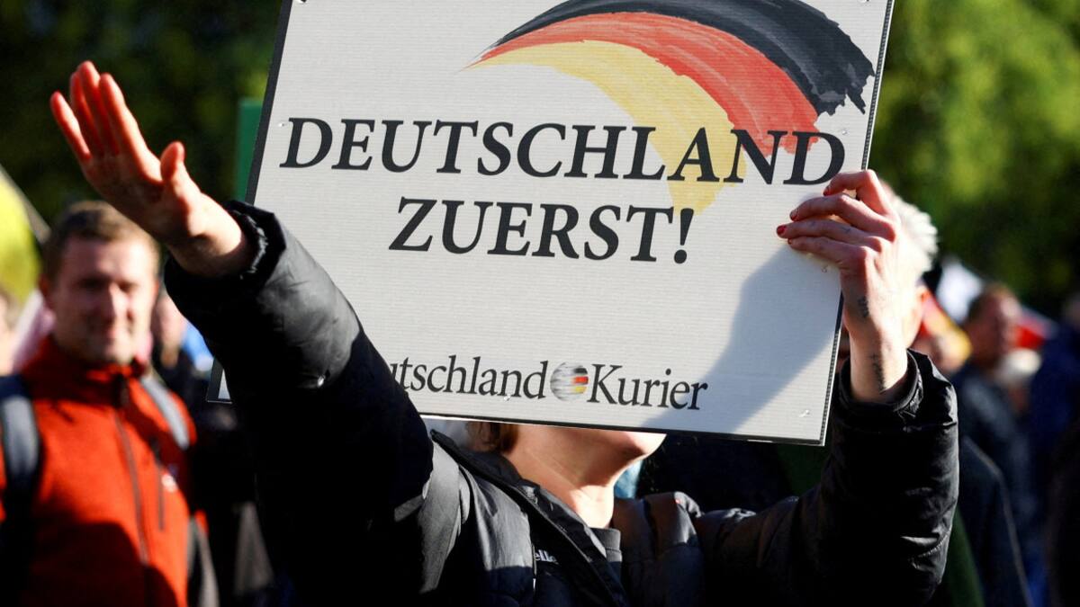 "Alemania primero", reza el cartel de la ultra derecha. Foto: Reuters.