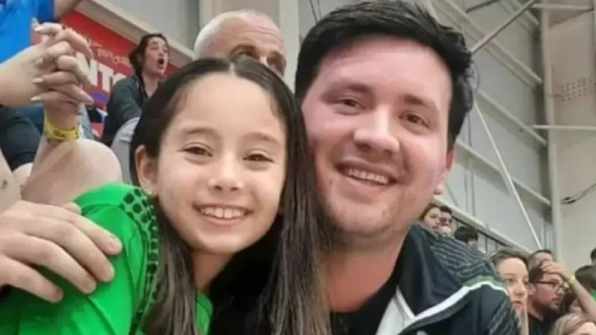 Uma y el custodio de Patricia Bullrich. Foto: NA