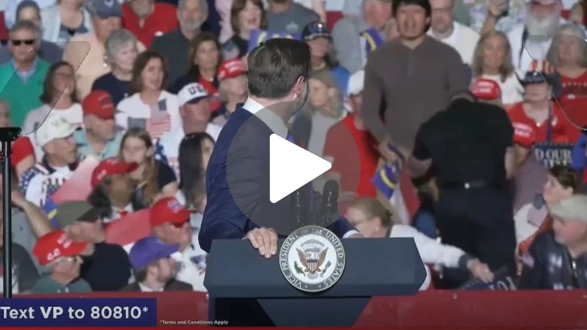Un activista interrumpió un mitin de JD Vance y exigió la liberación total de los archivos del caso Epstein