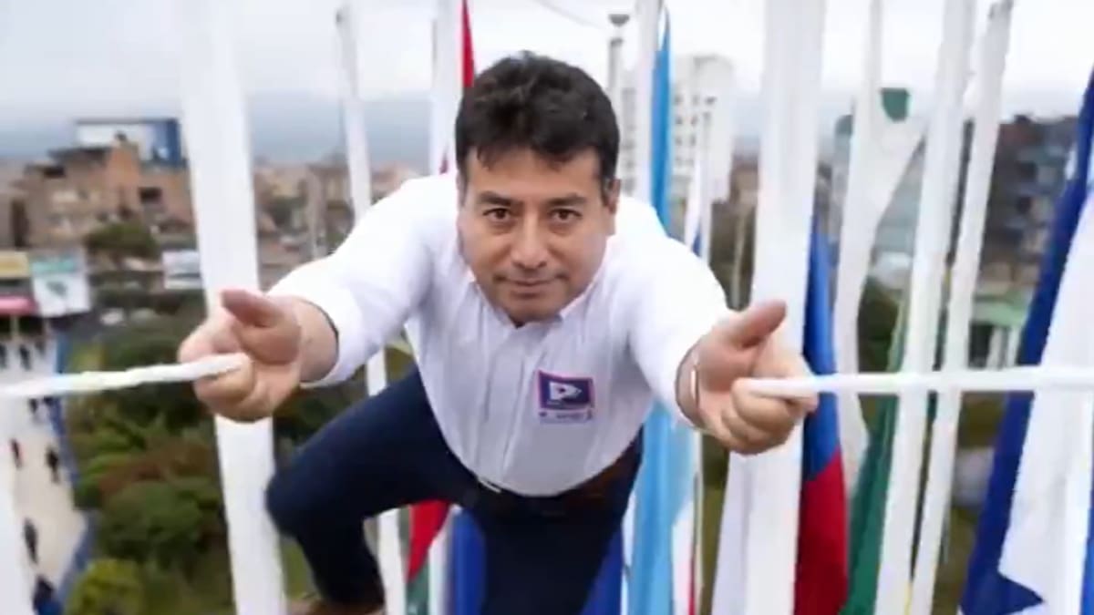 Imágenes desopilantes: un alcalde de Sudamérica se convierte en Spider-Man para mostrar los éxitos de su gestión