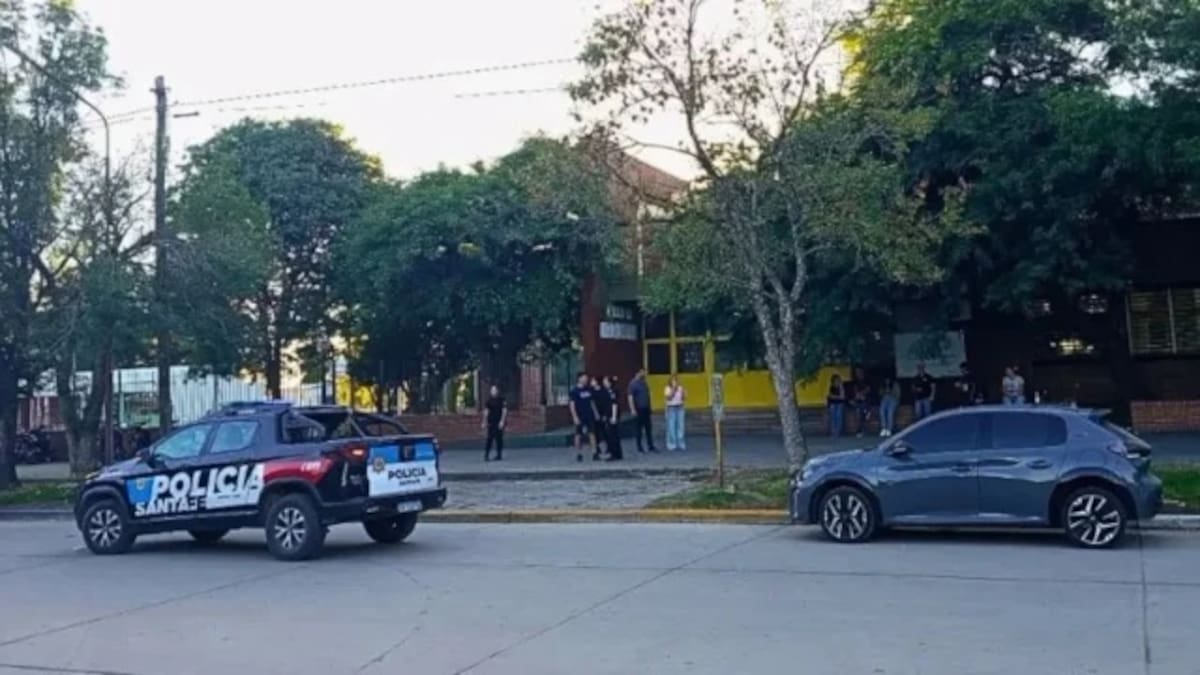 Un alumno entró armado a una escuela de Santa Fe y mató a un compañero