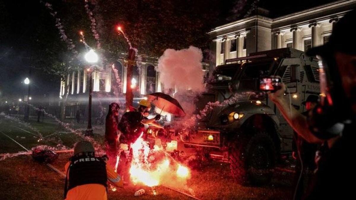 Un artefacto incendiario estalla frente a un vehículo policial en Kenosha, Wisconsin, REUTERS
