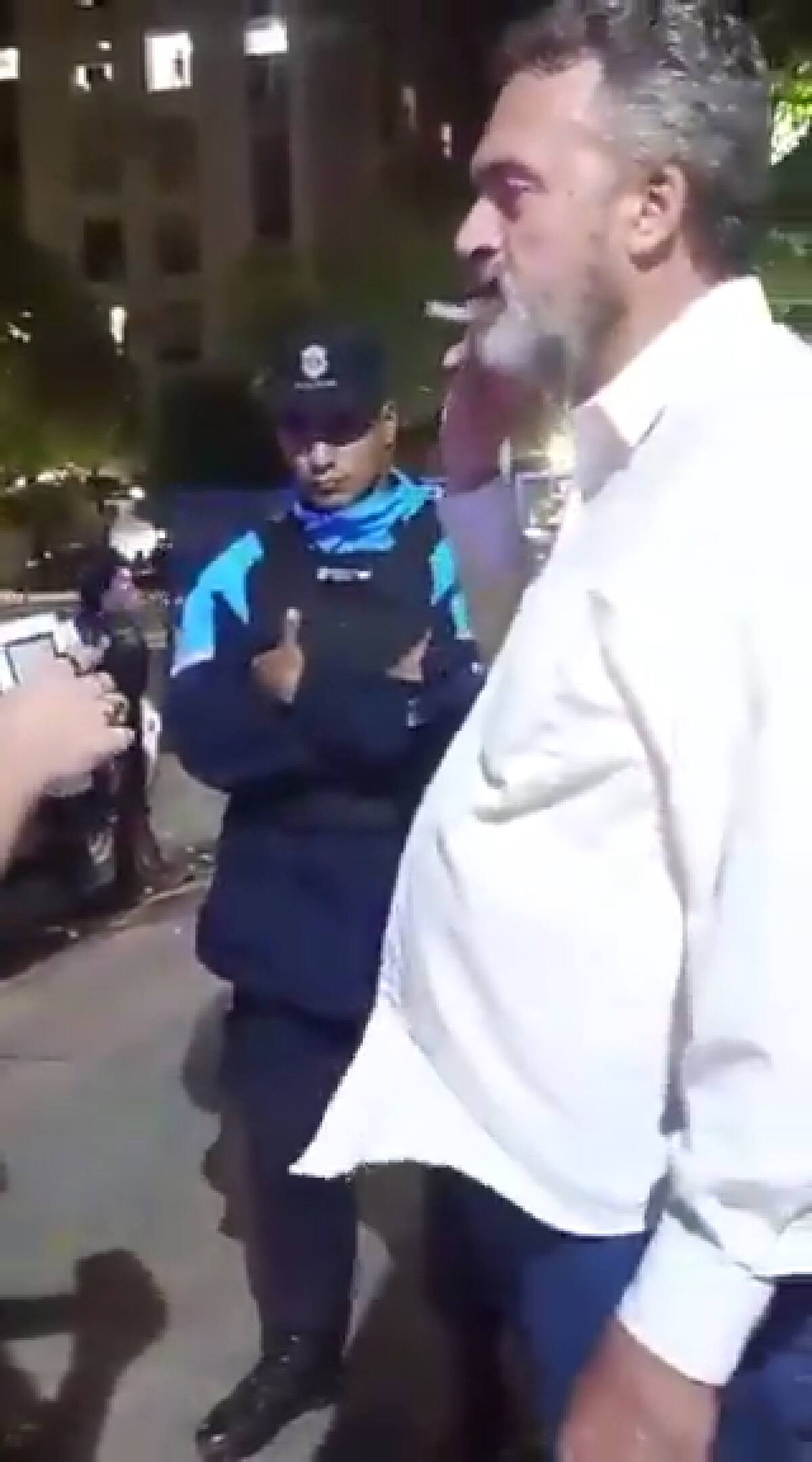 Un automovilista agredió a un agente de tránsito. Fuente: Captura