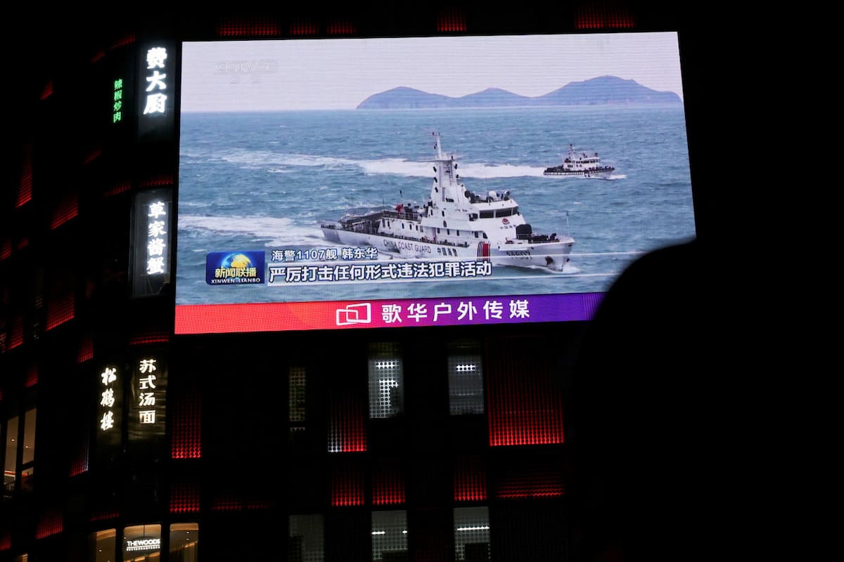Un barco de la Guardia Costera de China se ve en una pantalla gigante. Foto: Reuters/Florence Lo